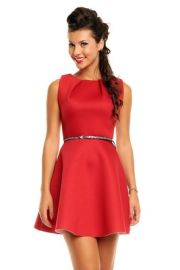 Rød kjole med tilhørende bælte